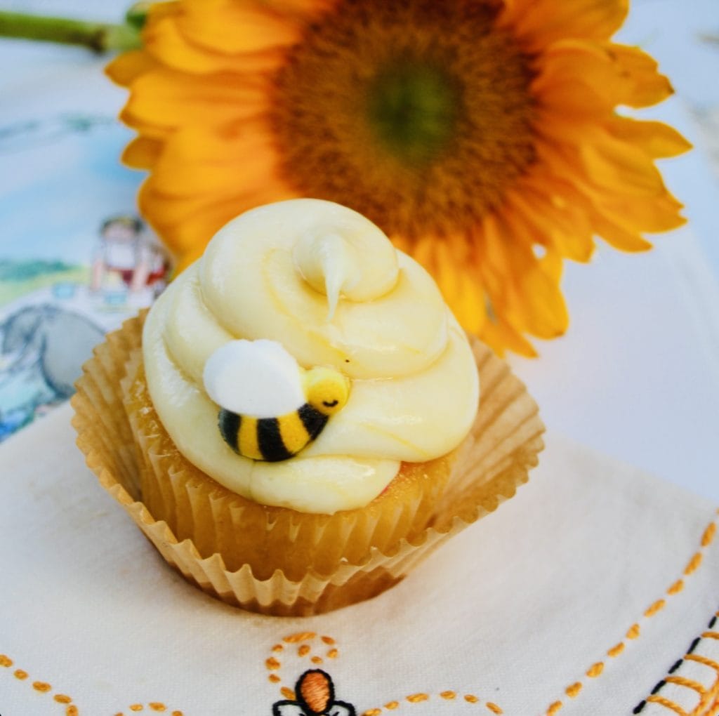 Honey Bee cupcakes with cream cheese frosting and honey drizzle — Winnie the Pooh recipes