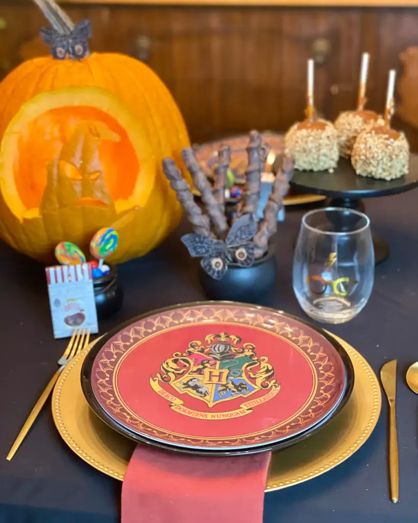 Gryffindor house plate with Harry Potter glasses and Hogwarts stemless glass